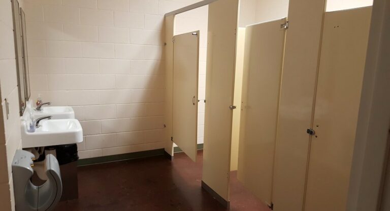 Pourquoi les toilettes publiques sont-elles mal cloisonnées aux Etats-Unis ?