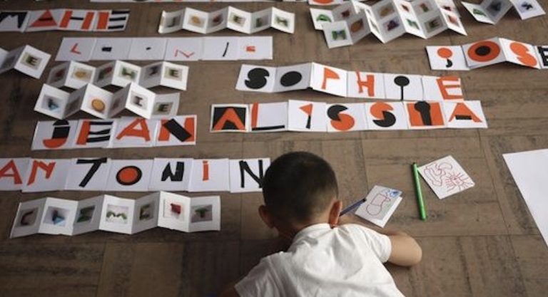 À Houston, un atelier pour enfants avec Marion Bataille, pionnière du livre pop-up