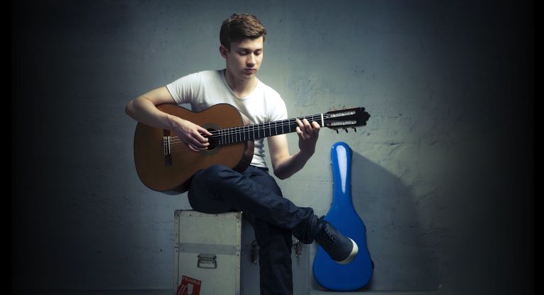 Le virtuose de la guitare Thibaut Garcia à la conquête de l'Ouest