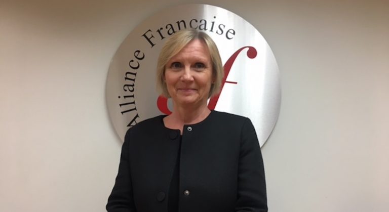 La présidente de l'Alliance française de LA distinguée