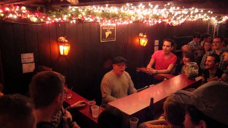 Poussez la chansonnette dans les piano bars gays du Village
