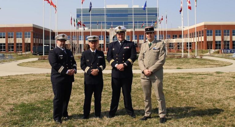 Des militaires français de l'OTAN au secours d'un avion historique à New York