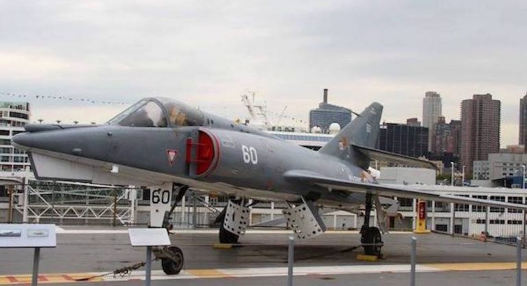 Un avion de chasse français rénové sur l'Intrepid à New York
