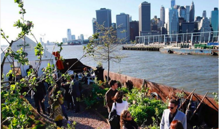 Swale, une barge avec vue à Brooklyn