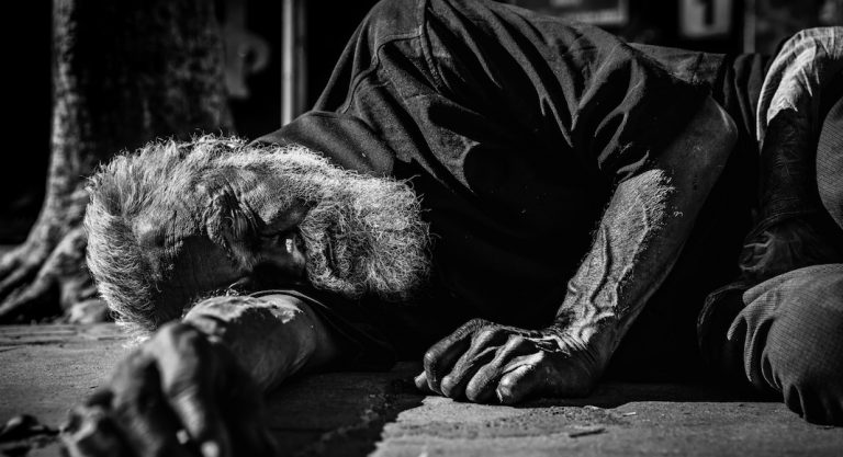 Rémy Tortosa présente ses photographies de SDF à LA