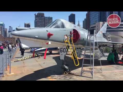 Des militaires français au chevet d'un ancien avion de Dassault à New York