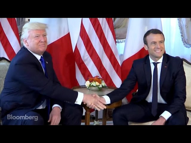 Vidéo: la poignée de main entre Trump et Macron qui amuse la presse US