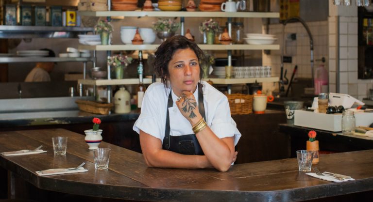 Samia Behaya, la Franco-Algérienne derrière les "dîners sur corps" à New York