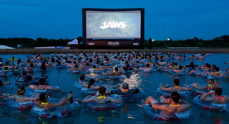 Une baignade-projection des "Dents de la mer" à Austin