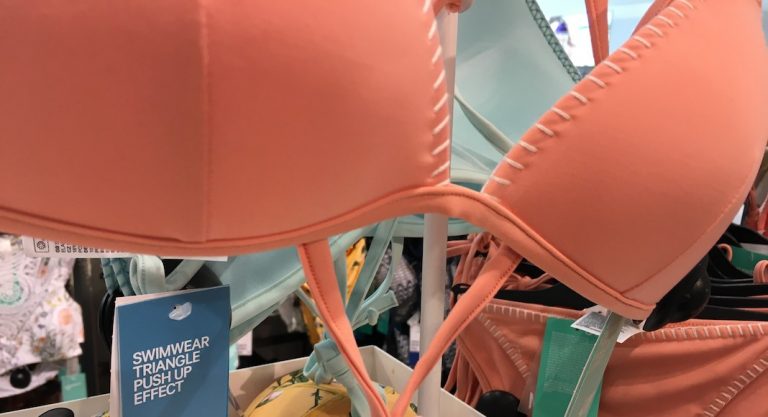 Pourquoi les maillots de bain sont-ils si rembourrés aux Etats-Unis ?