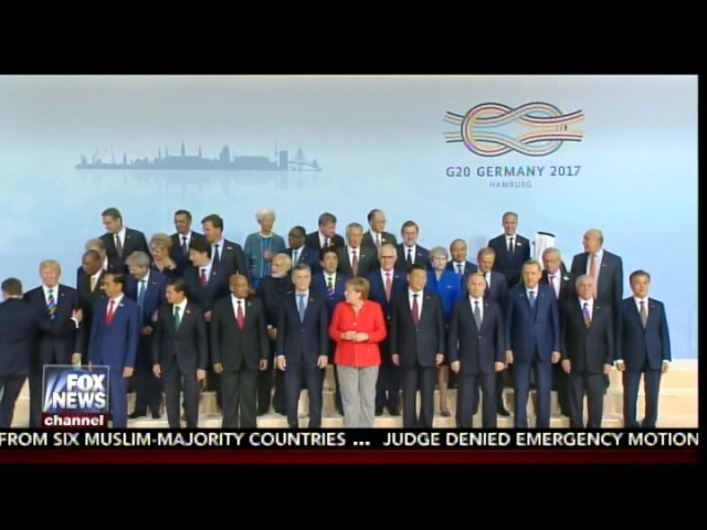 Vidéo: Macron se faufile jusqu'à Trump sur la photo de famille du G20