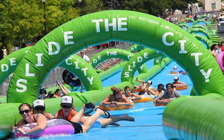 Un toboggan géant à New York pour Summer Streets 2017