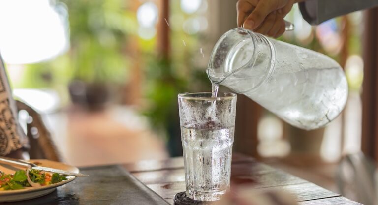 Pourquoi sert-on automatiquement un verre d’eau dans les restaurants aux États-Unis?