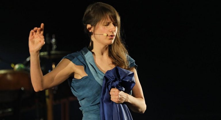 Camille vient chanter "OUÏ" à New York
