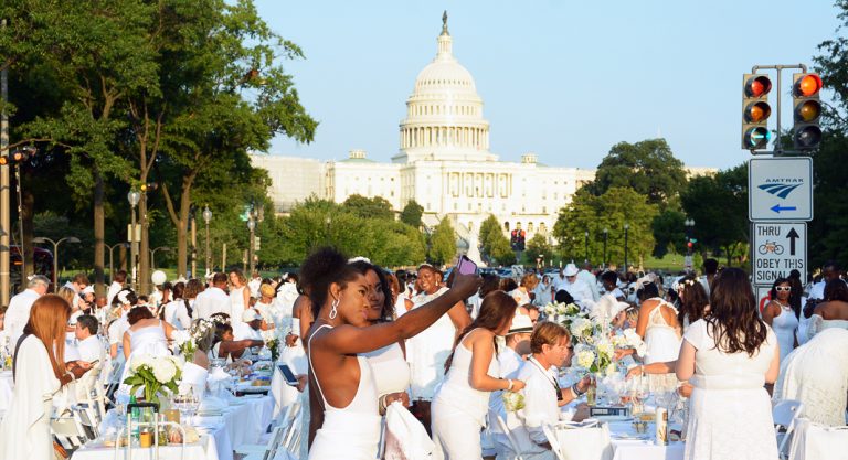 Le Dîner en Blanc a déployé ses tables sur Pennsylvania Avenue