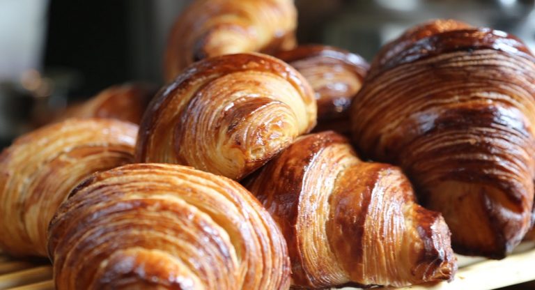 Le prix du beurre augmente en France, les croissants tremblent aux US