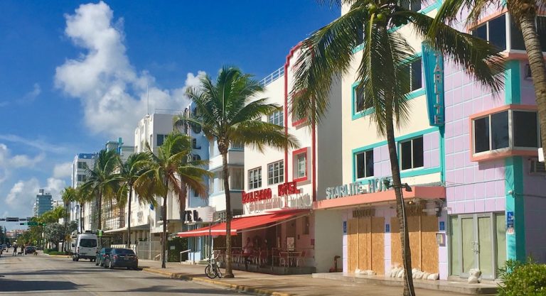 Entre calme et angoisse, les Français de Miami attendent Irma