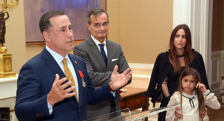 Une Légion d'honneur très politique pour le maire de Miami Beach