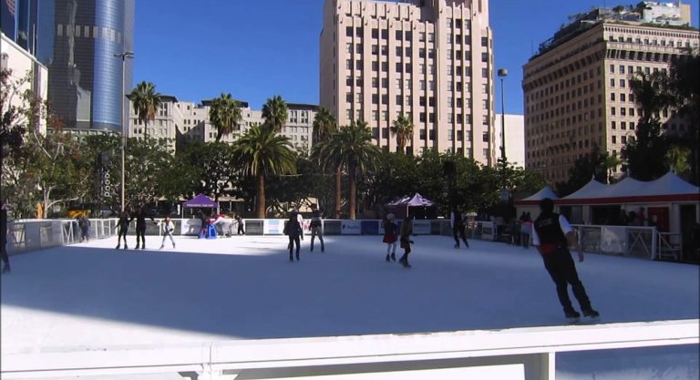 La patinoire de Pershing Square à Los Angeles est ouverte