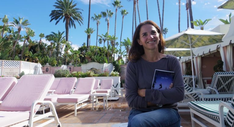 Laure de Rivières en dédicace pour son recueil sur les femmes "Nage Libre"