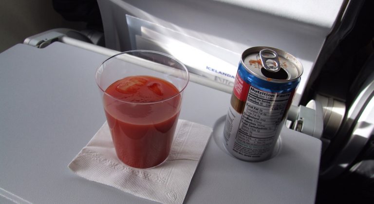 Pourquoi aime-t-on boire du jus de tomate dans l'avion ?