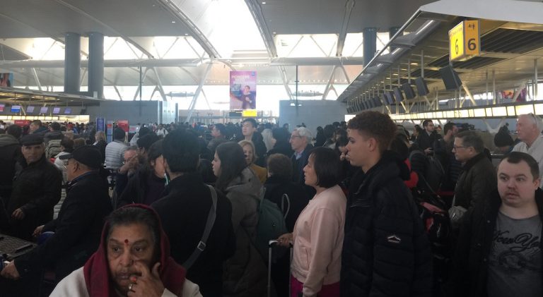 "Ils ont failli en venir aux mains": la frustration des passagers d'un New York-Paris