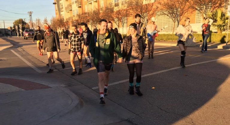 No Pants Subway Ride 2018: Dallas tombe le pantalon