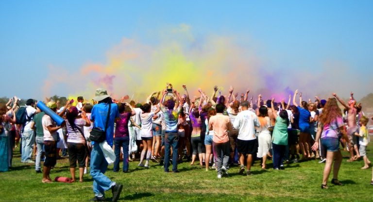 Holi, le festival qui en fait voir de toutes les couleurs à LA