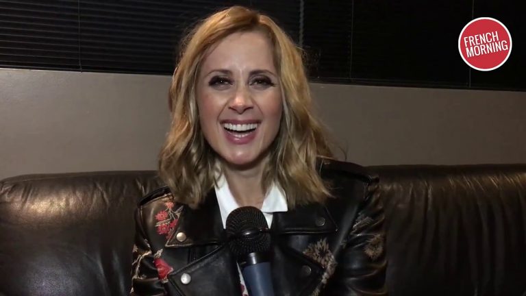 Elvis ou Johnny ? Lara Fabian dans #SixInTheCity