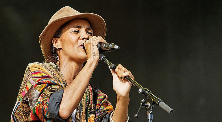Gagnez des places pour le concert d'Ayọ au Lycée français de New York