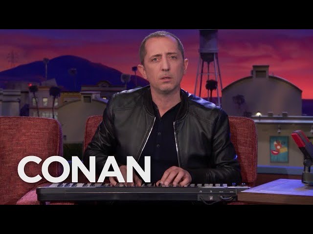 Gad Elmaleh fait semblant de chanter en anglais chez Conan