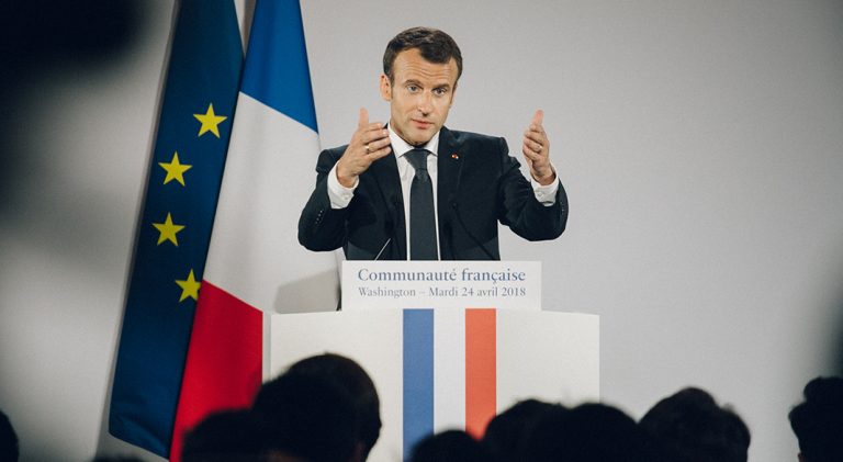 Devant les Français de Washington, Macron se la joue Kennedy