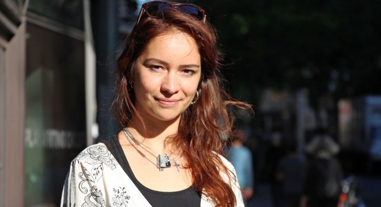 Marie-Agathe Charpagne, une pianiste en blouse blanche à Santa Barbara