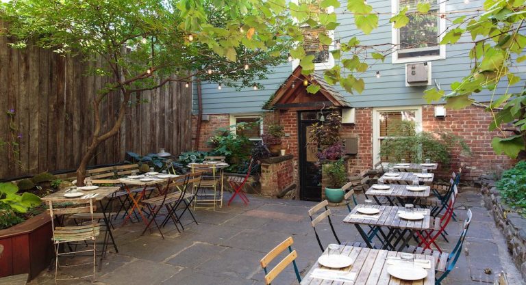 8 cafés-bars avec cour que vous ne connaissez pas à New York