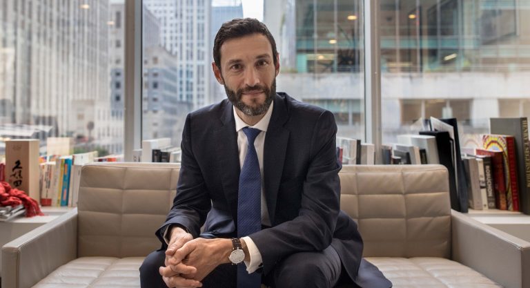 Alain Bernard dirige Van Cleef & Arpels Americas. Sans bureau.