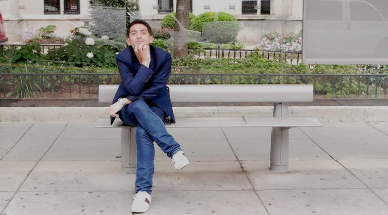 Stagiaire à la Banque mondiale le jour, comique la nuit à Washington