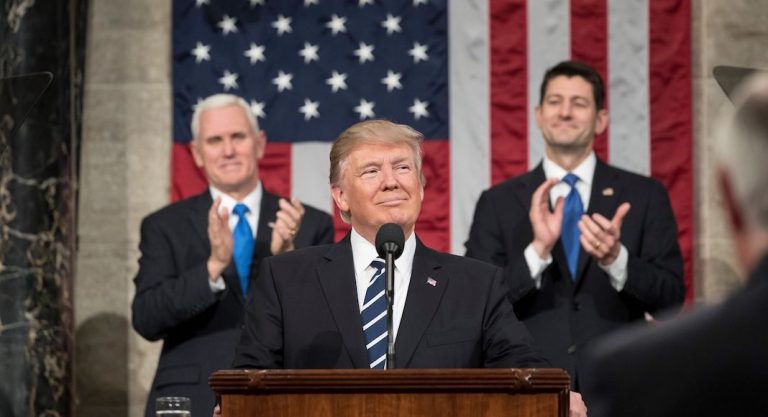 Donald Trump cible les citoyens naturalisés américains