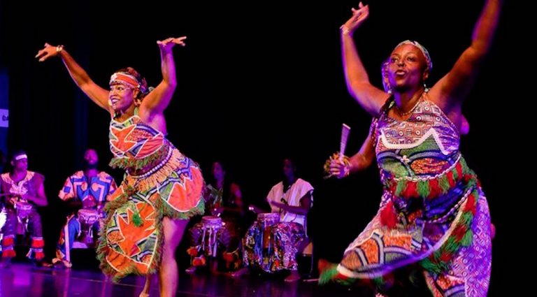 Danse et tambours à Miami pour célébrer l'Afrique