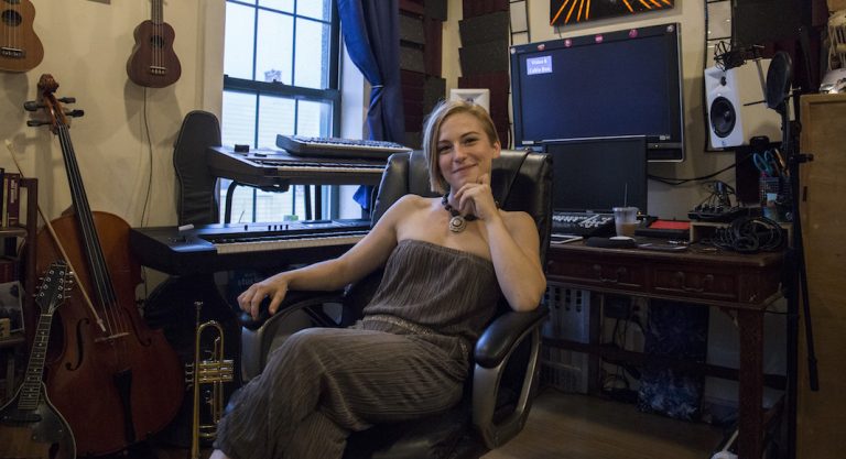 Petite Céline a connu la rue. Aujourd'hui, elle croque la scène à New York