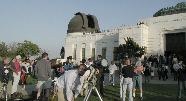 Une fête pour observer les étoiles au Griffith Observatory