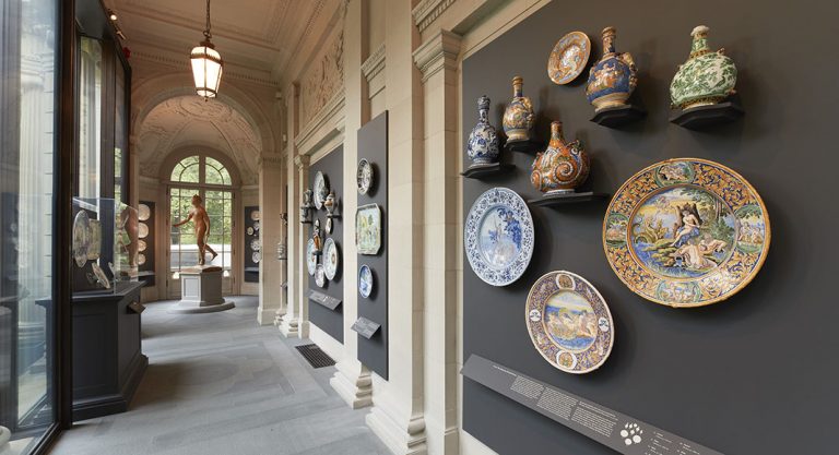 Voyage dans le temps avec la faïence française à la Frick Collection