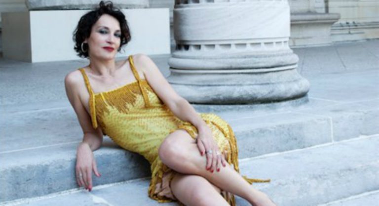 Des historiennes et des héroïnes : Jeanne Balibar se multiplie sur scène