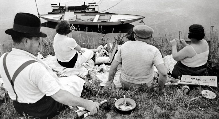 "Toujours Paris", le courant photographique humaniste français exposé à la galerie Peter Fetterman