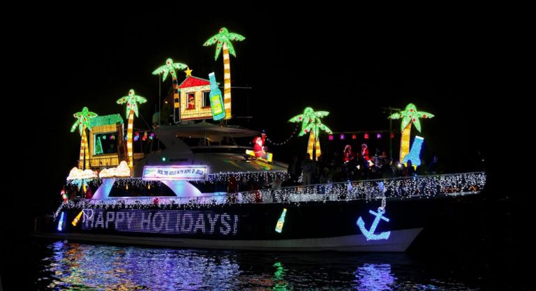 La parade de bateaux de Newport Beach accueille Noël sur l'eau