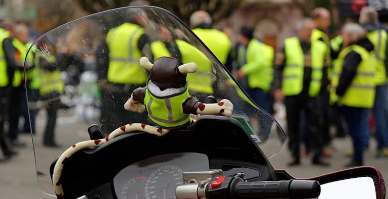 Gilets jaunes: "Furie", "décomposition de l'Europe" pour la presse US