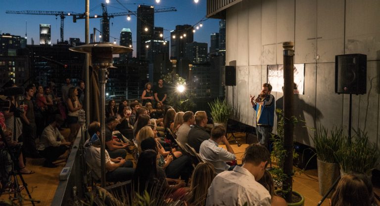 “Don’t Tell Comedy”, des stand-ups dans des lieux insolites à New York