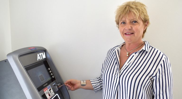 À chaque retrait d'argent à Miami, Patricia Aimard en gagne