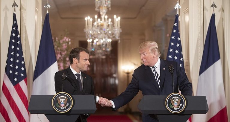 Trump souhaite “bonne année” à Macron… à sa manière