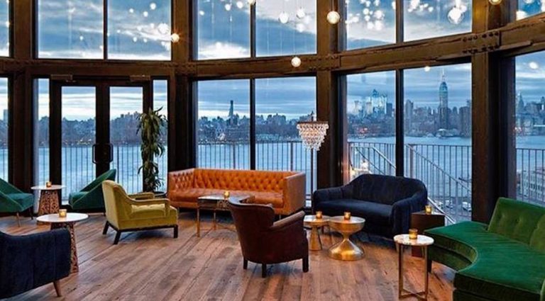 À Williamsburg, un bar dans un réservoir d'eau