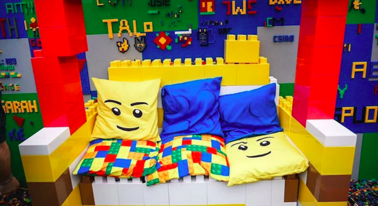 Un bar en legos à New York en juin